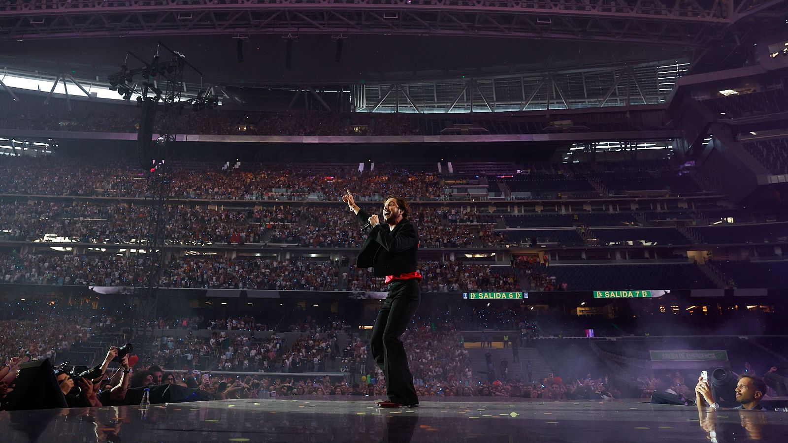 Manuel Carrasco finaliza su gira en un Santiago Bernabéu completo