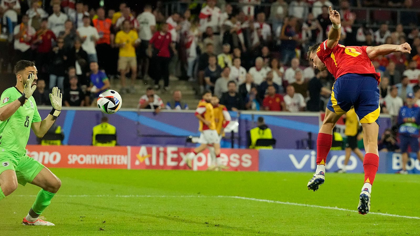 Fabián Ruiz, de cabeza, pone por delante a España ante Georgia Fabián Ruiz, de cabeza, pone por delante a España ante Georgia