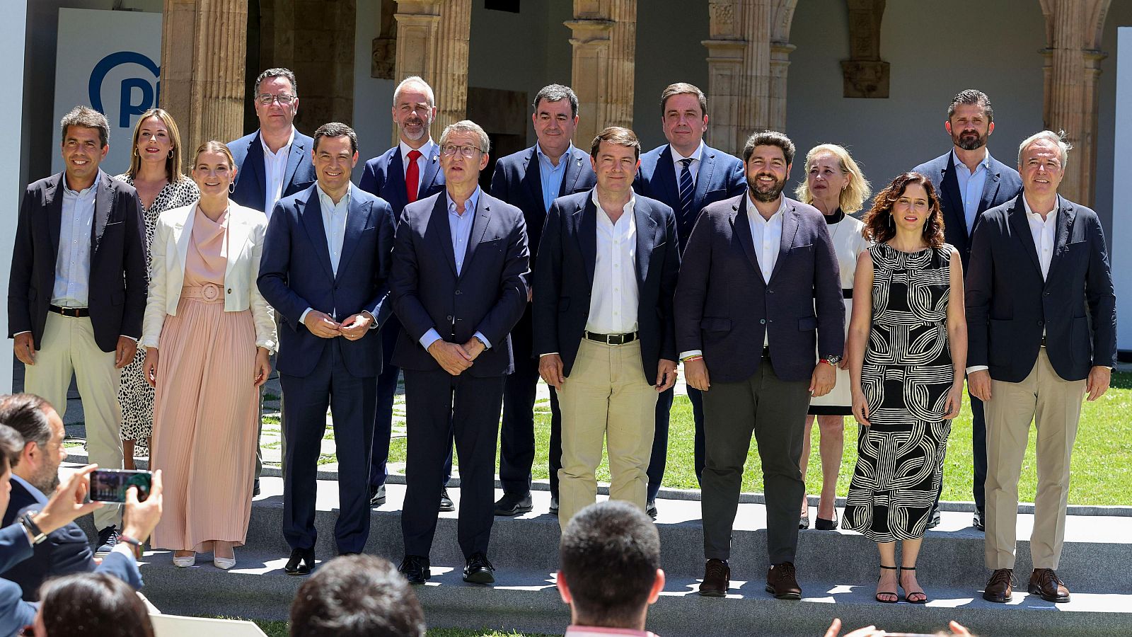 Feijóo, tras la firma del acuerdo para una EBAU común: "Los beneficiarios serán los estudiantes" Feijóo, tras la firma del acuerdo para una EBAU común: "Los beneficiarios serán los estudiantes"