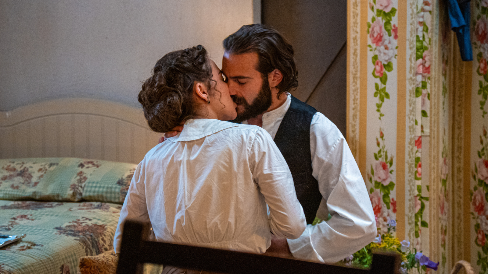 La Promesa: Catalina y Adriano comparten un momento íntimo - La promesa | Ver