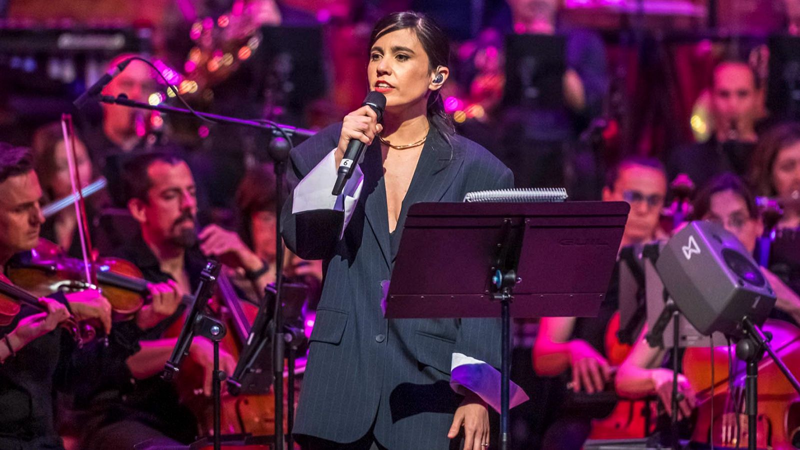 Javiera Mena canta "Tuya" en el concierto 'Lo que soy'
