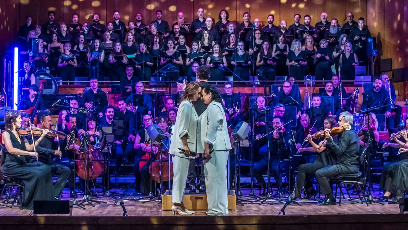 Carolina y María del Mar cantan "Mujer contra mujer" en el concierto 'Lo que soy'