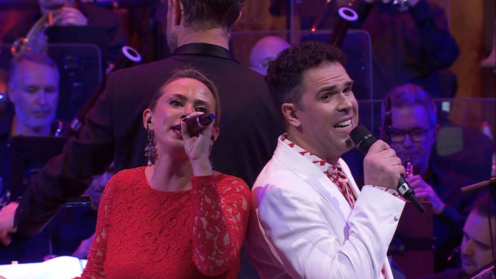 Jose Ángel Silva y Alla Zaikina cantan "Yo solo quiero amor" en el concierto 'Lo que soy'