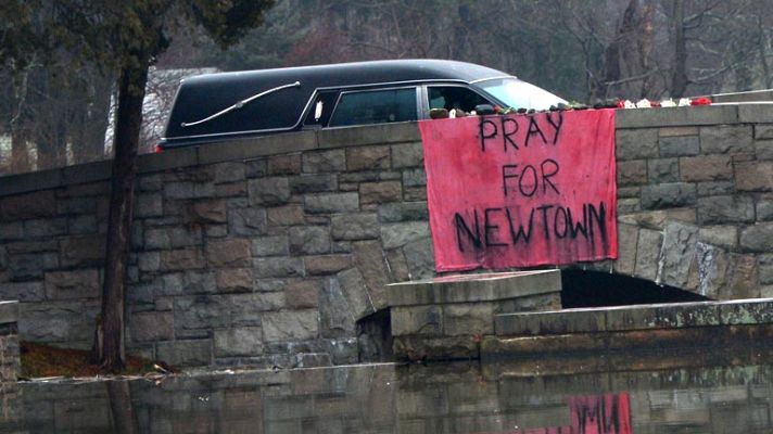 Telediario 1 - Obama estudia reforma armas