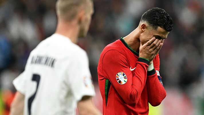 Eurocopa - Uno de los momentos de la Eurocopa: Cristiano Ronaldo llorando tras el penalti parado por Oblak