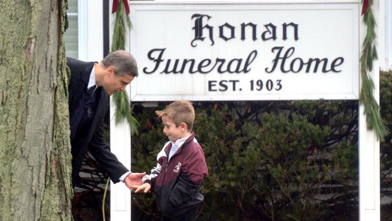 Newtown acoge las primeras ceremonias fúnebres de las víctimas del tiroteo