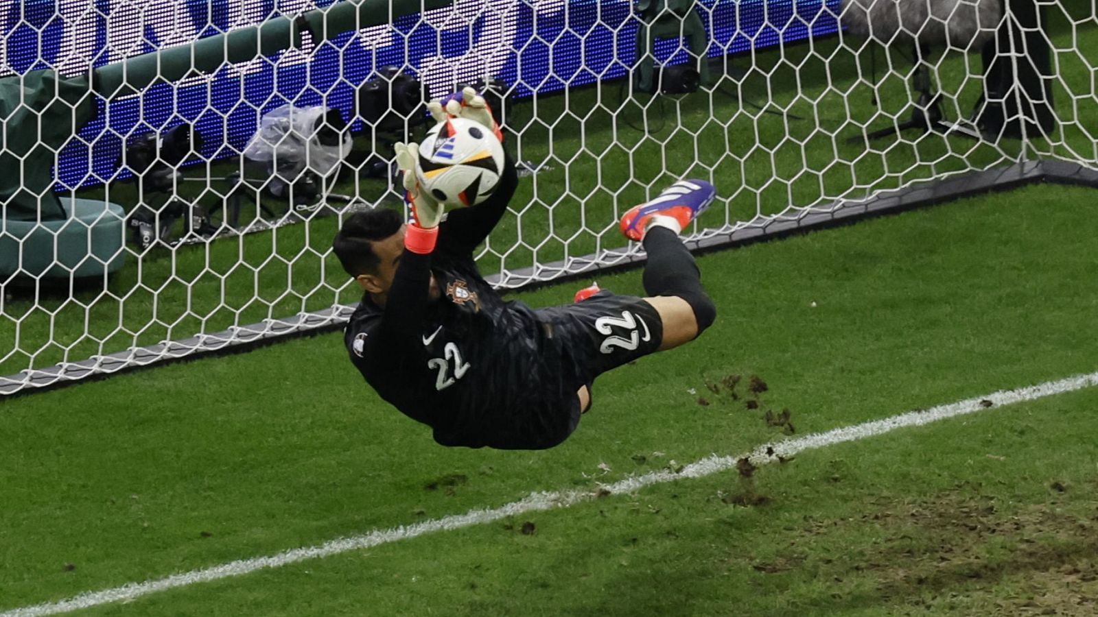 Así fue la tanda de penaltis del Portugal - Eslovenia que redimió a Cristiano y encumbró a Diogo Costa