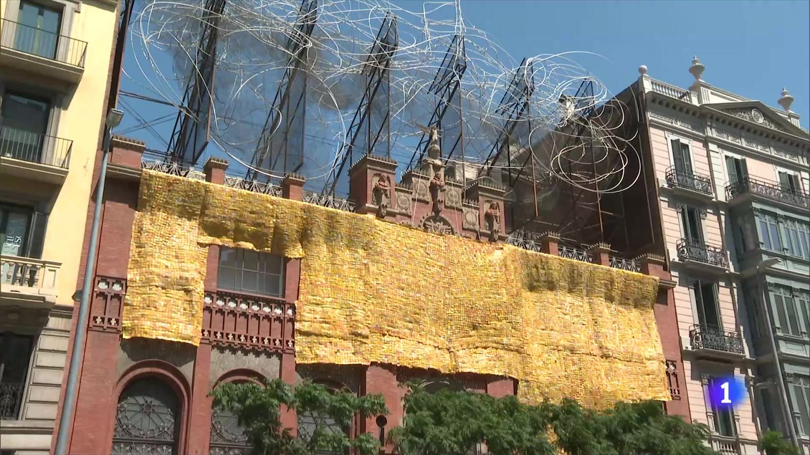 'Més enllà de la pell': una catifa cobreix la façana del Museu Tàpies - L'Informatiu | Veure