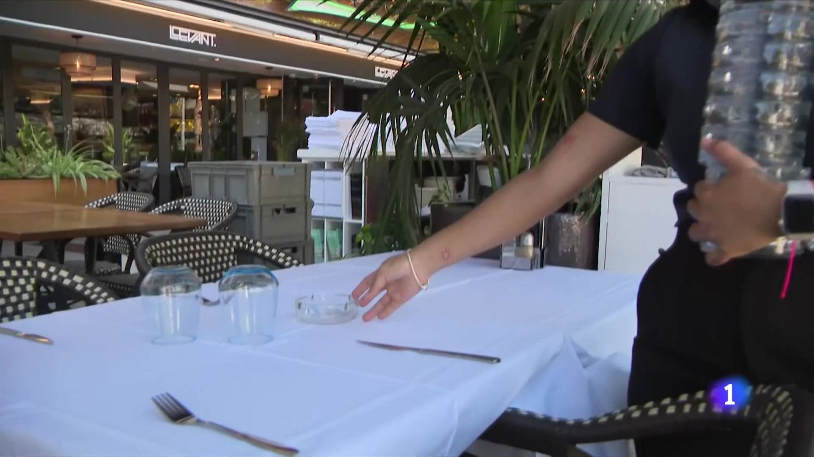 Problemes per trobar treballadors per a la restauració - L'Informatiu | Veure