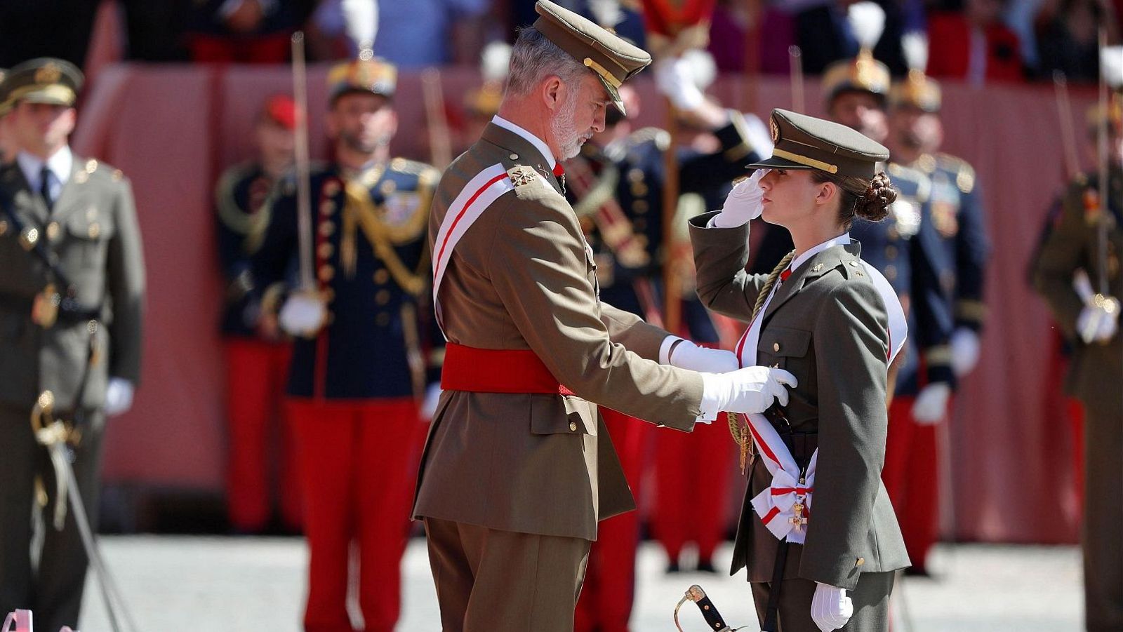 La princesa Leonor recibe acaba su formación militar en Zaragoza