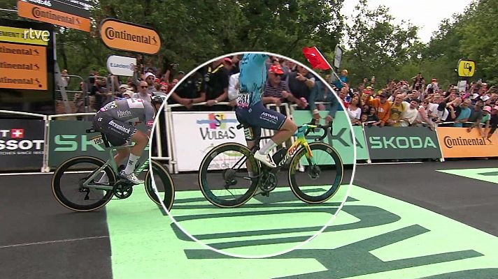 Mark Cavendish gana con salida de cadena incluida al cruzar la línea de meta