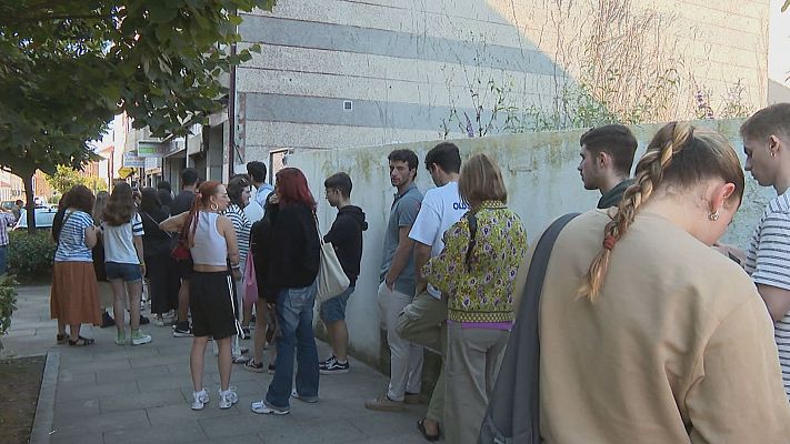 Colas de estudiantes en las inmobiliarias por la escasez de pisos de alquiler