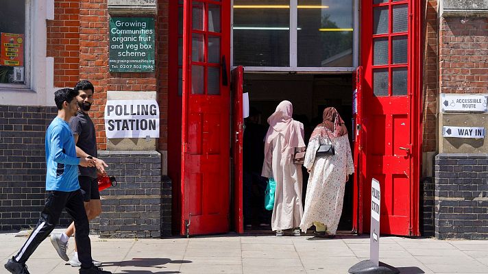 Telediario 2 - El Partido Laborista prevé una victoria aplastante ante un primer ministro conservador que podría perder su acta