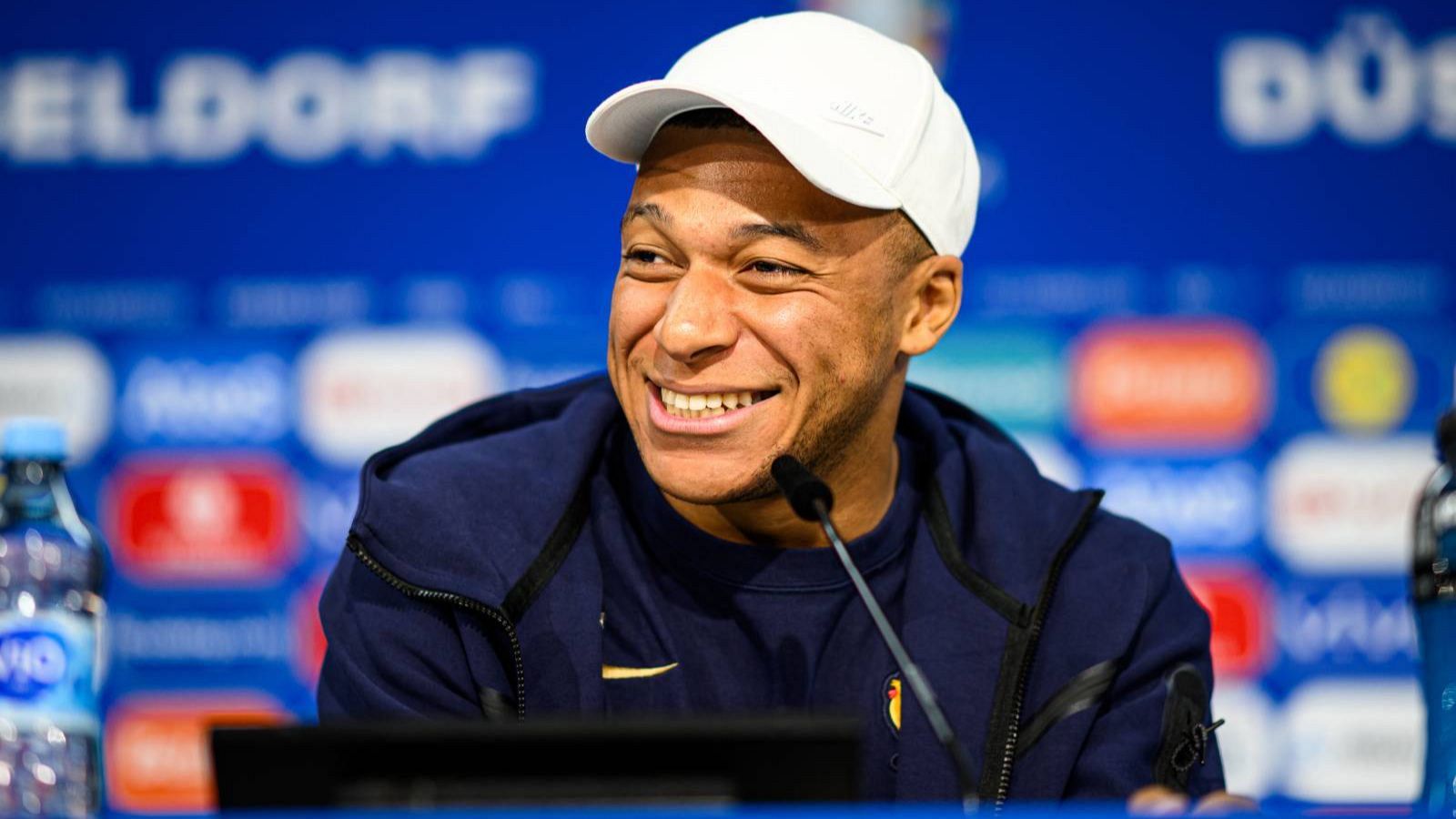 Kylian Mbappé: "No podemos dejar el país en manos de esa gente" - Telediario 2 | Ver