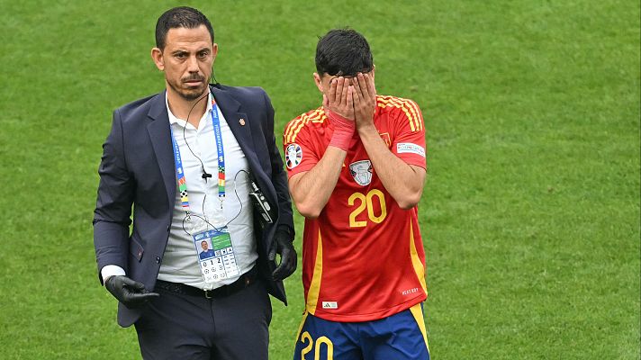 Pedri se va lesionado del terreno de juego tras una dura entrada de Toni Kroos