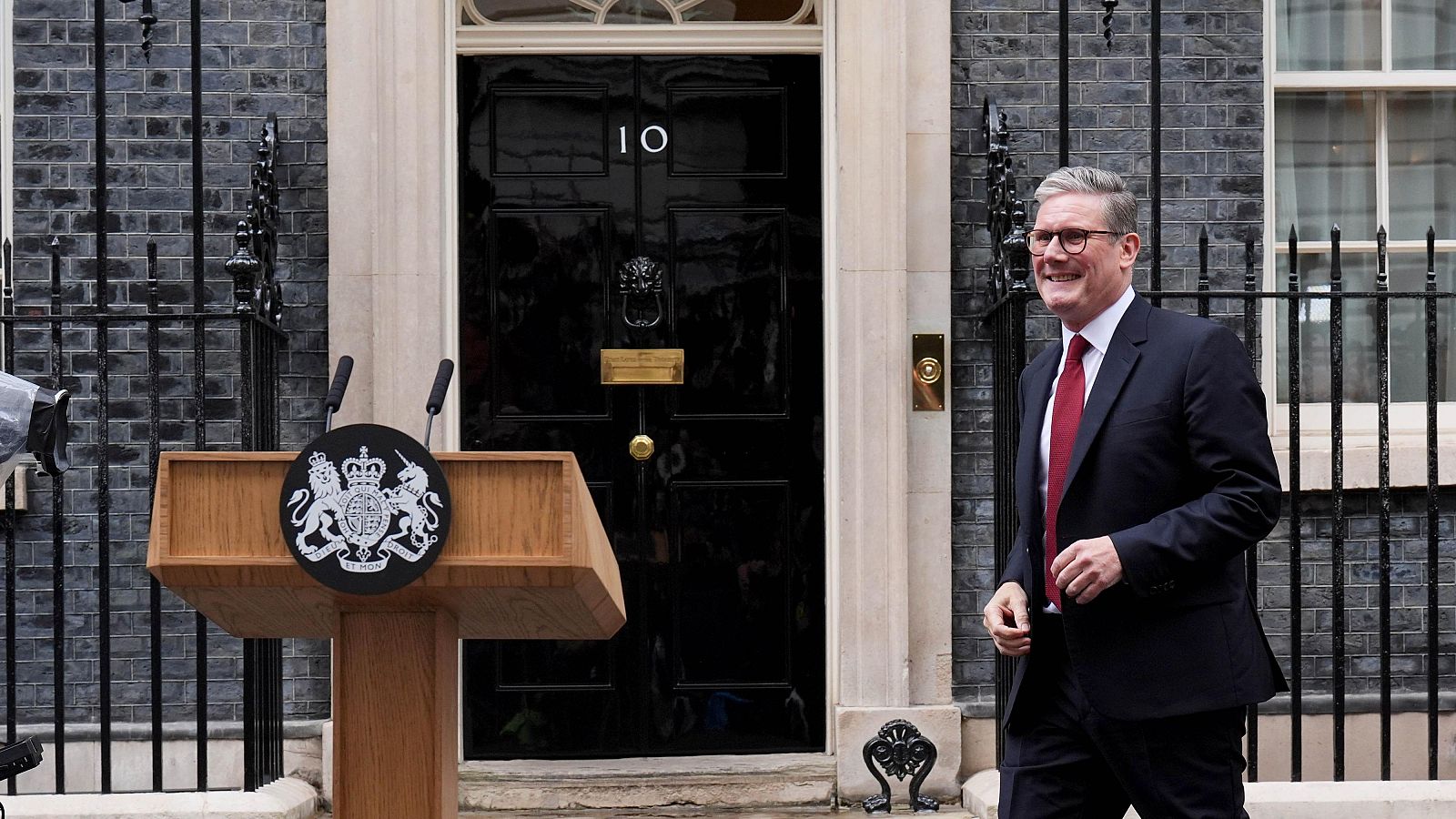 Starmer arranca su Gobierno en Downing Street: "Nuestro trabajo es urgente y comenzamos hoy"