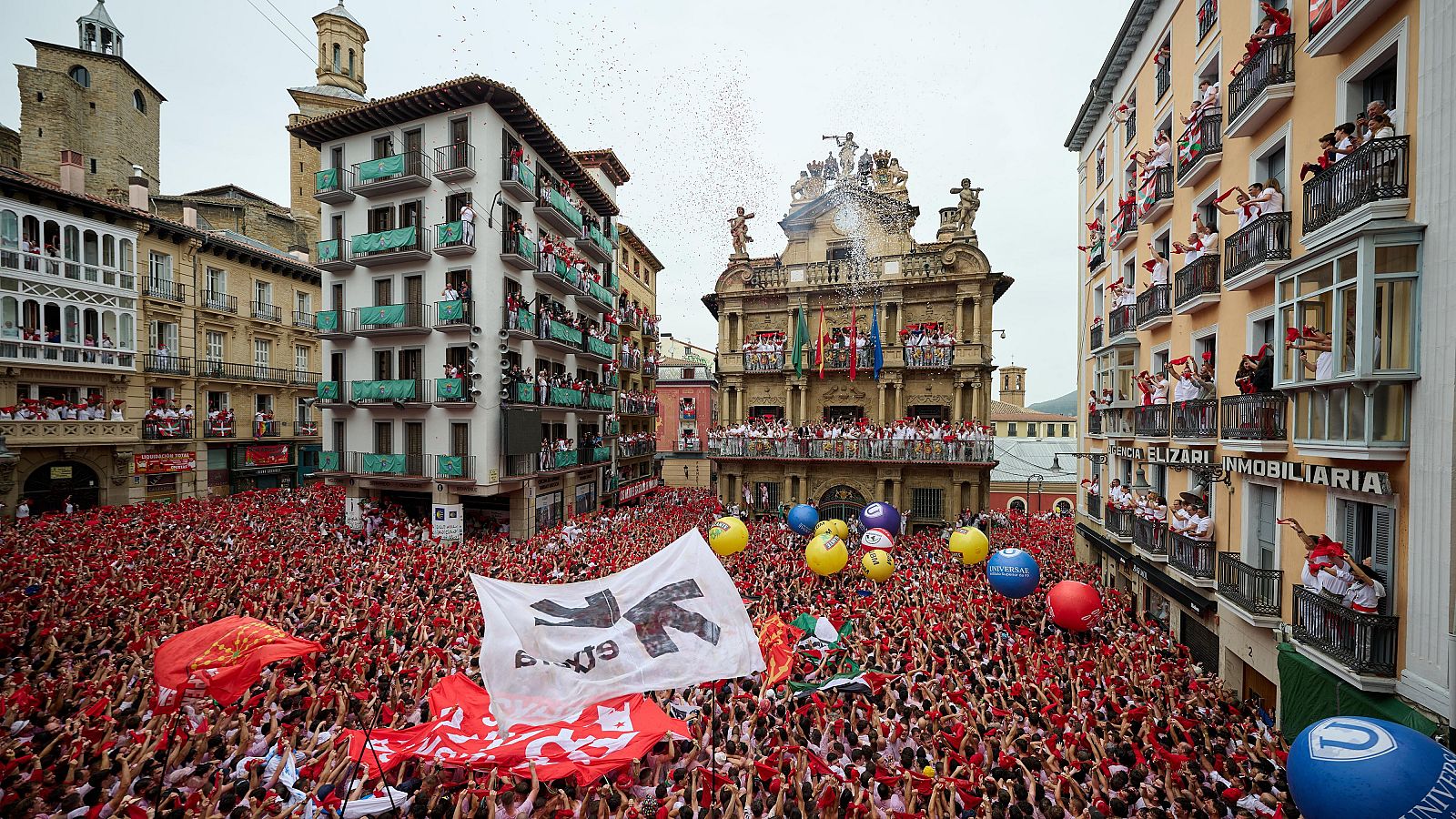 Pamplona da la bienvenida a San Fermín  con un chupinazo multitudinario