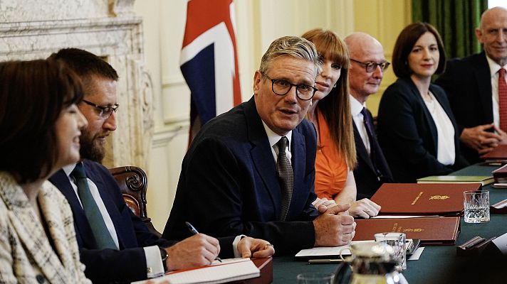 Telediario Fin de Semana - El Gobierno de Starmer comienza a trabajar y confirma que abandona el plan de deportar inmigrantes a Ruanda