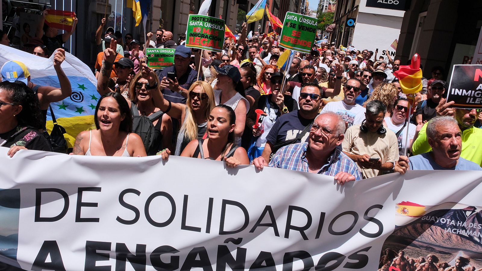 Varios centenares de personas se manifiestan contra la inmigración irregular en Canarias