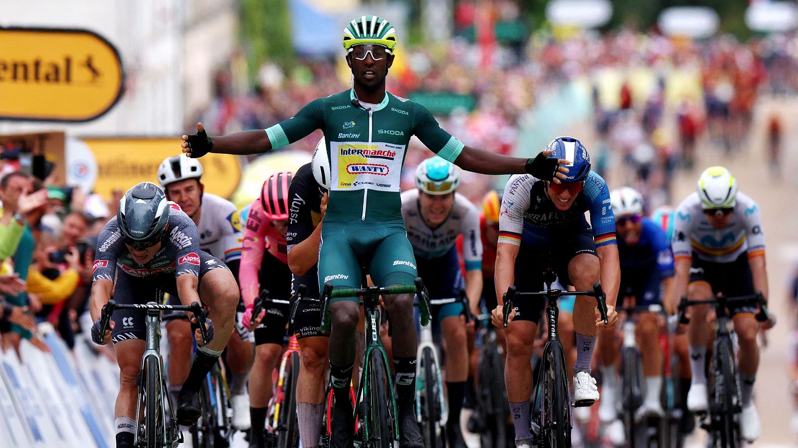 Biniam Girmay gana al sprint la octava etapa del Tour de Francia y hace doblete