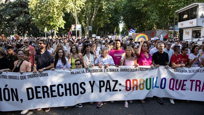 Decenas de miles de personas marchan por el centro de Madrid en defensa de los derechos LGTBIQ+