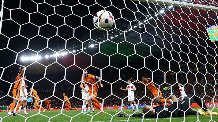 Eurocopa - Perfecto centro de Memphis Depay y cabezazo de De Vrij para el 1-1 del Países Bajos - Turquía