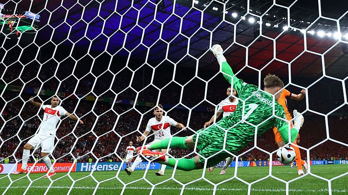 Eurocopa - Verbruggen salva el pleno de prórrogas con un paradón en el descuento