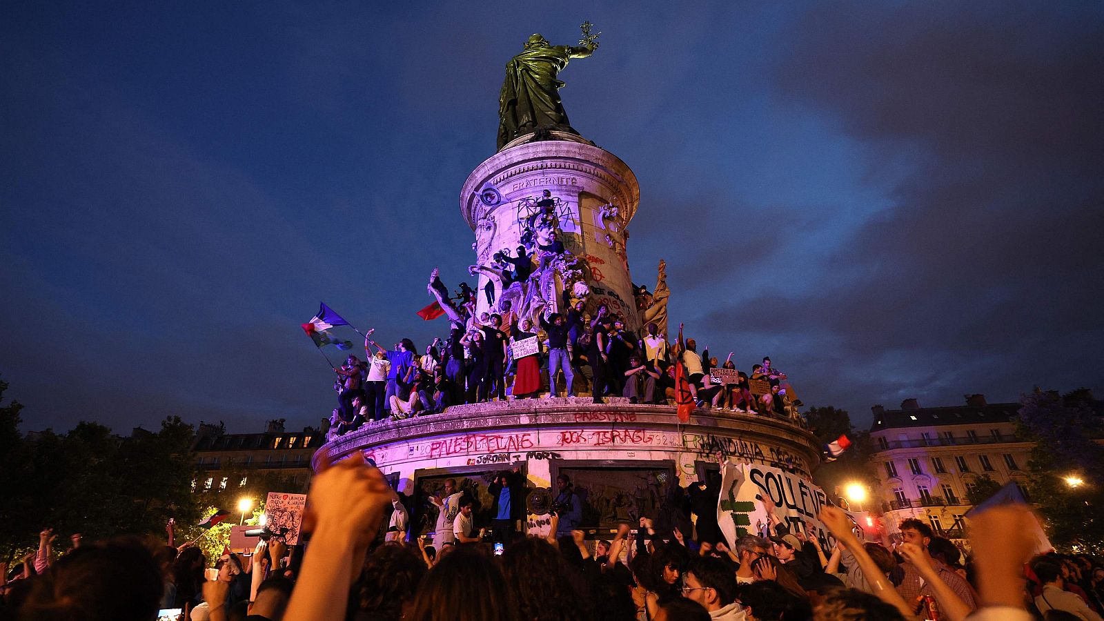 Elecciones en Francia: la izquierda frena a la ultraderecha