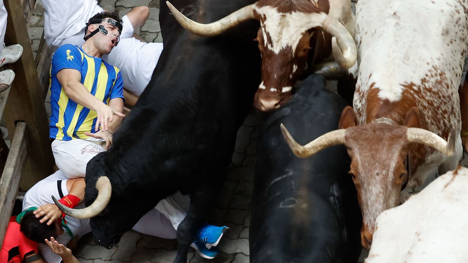 Tercer encierro San Fermín 2024 a cámara lenta: espectacular y agitado con los toros de Victoriano del Río