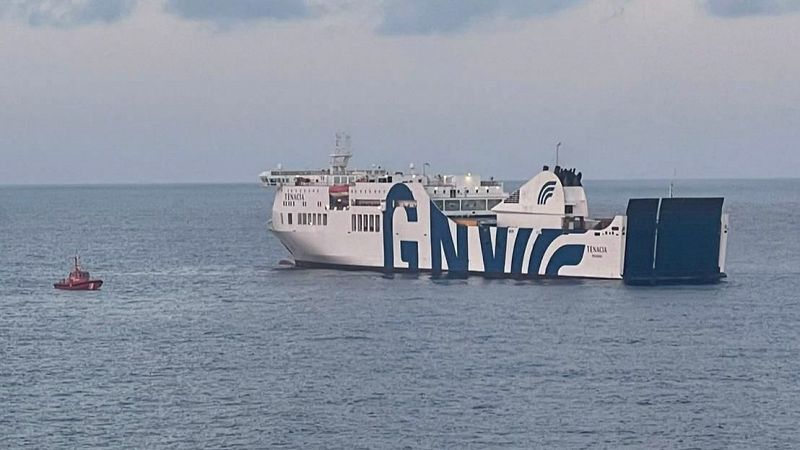 Un barco con 400 pasajeros, a la deriva tras un incendio cerca de Baleares - Telediario 1 | Ver