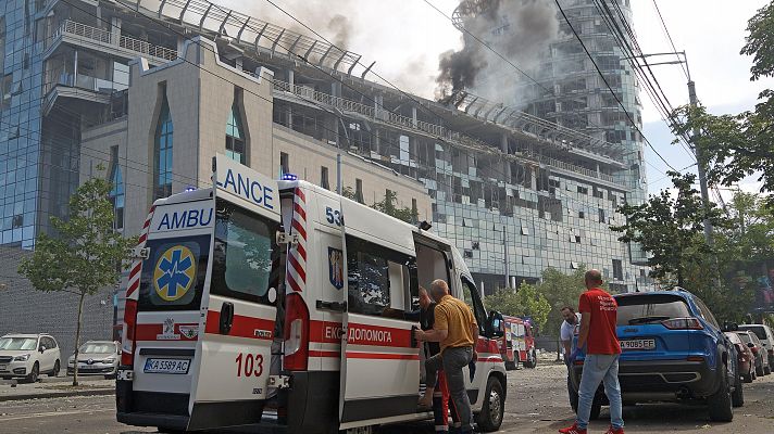 Ucrania sufre la peor oleada de bombardeos rusos en meses contra su capital y regiones del país