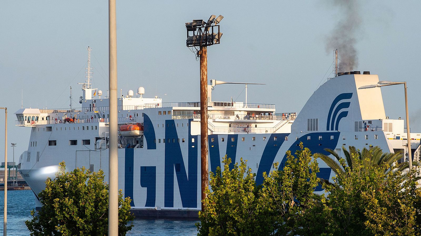 El ferri es remolcado al puerto de Valencia