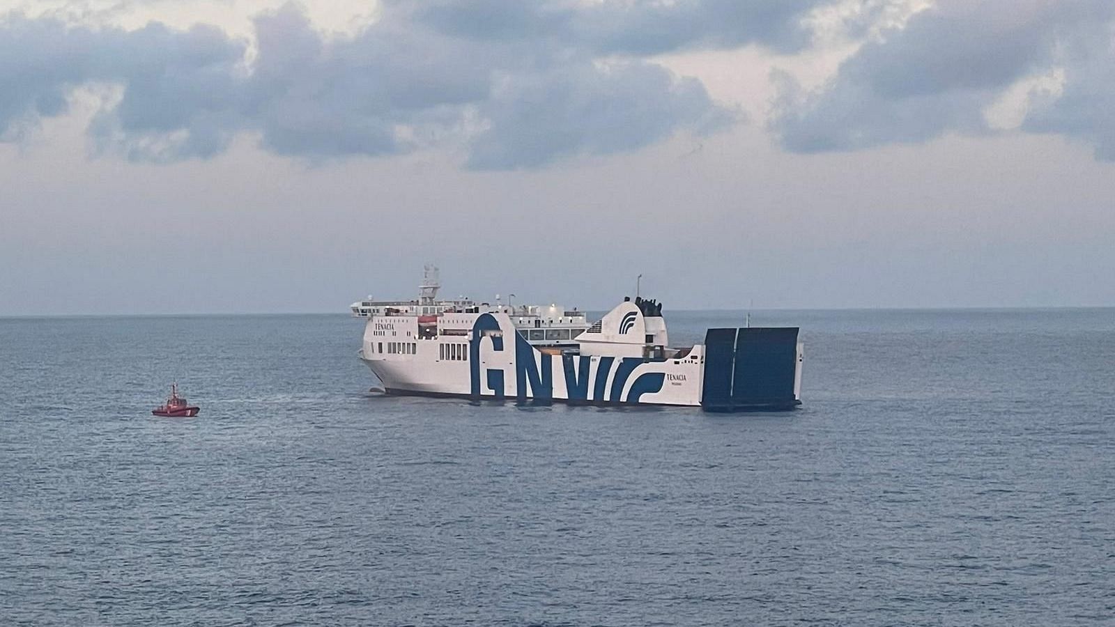 Los pasajeros del ferry incendiado pueden recoger sus pertenencias