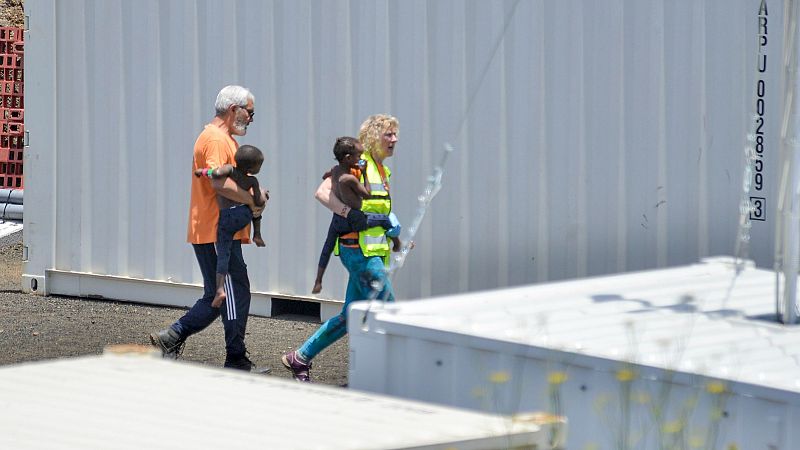Los migrantes esperan en carpas el reparto | Ver