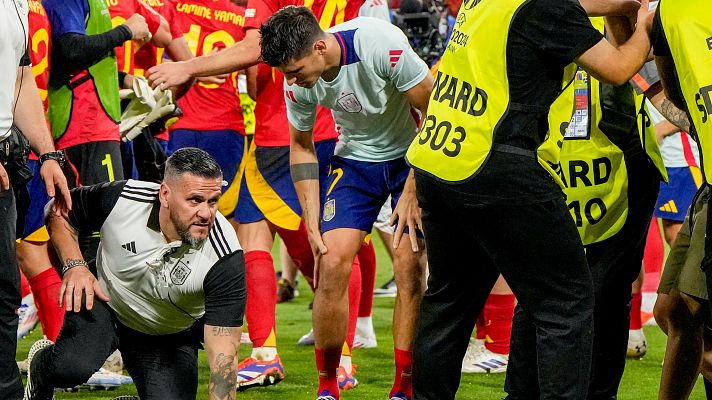 Morata sale cojeando de la semi tras un golpe de un steward