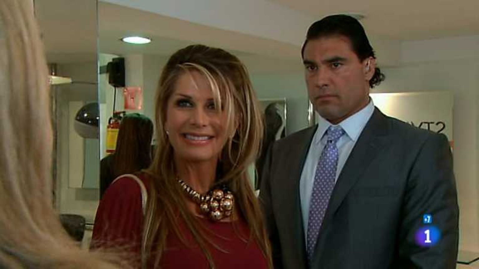 Amores verdaderos - Capítulo 51 - Victoria autoriza que Arriaga acompañe como guardaespaldas a su amiga Joclyn - ver ahora