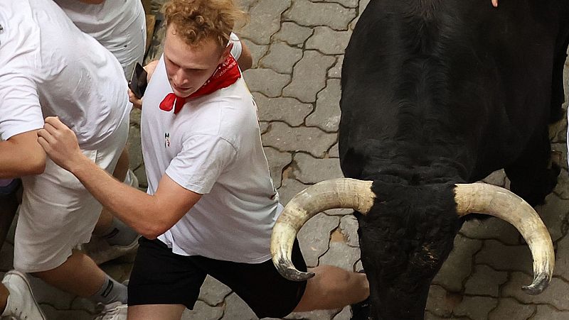 San Fermín 2024: encierros más rápidos gracias al líquido antideslizante - La hora de La 1 | Ver