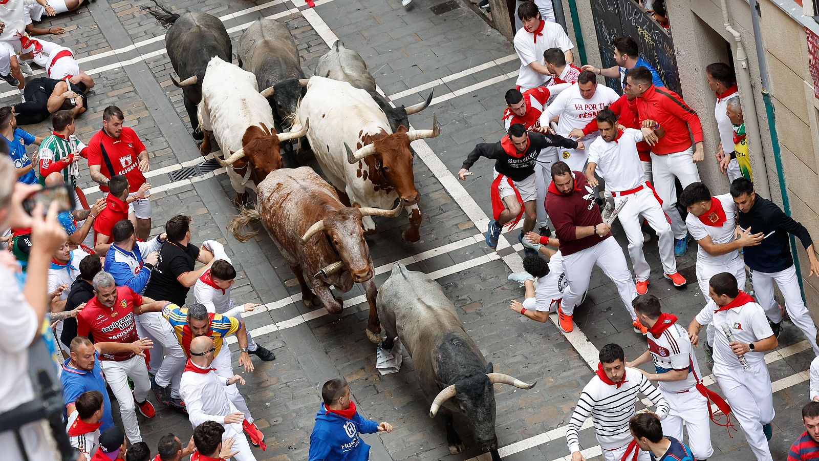 Séptimo encierro de San Fermín 2024 a cámara lenta: rápido y peligroso con los toros de José Escolar