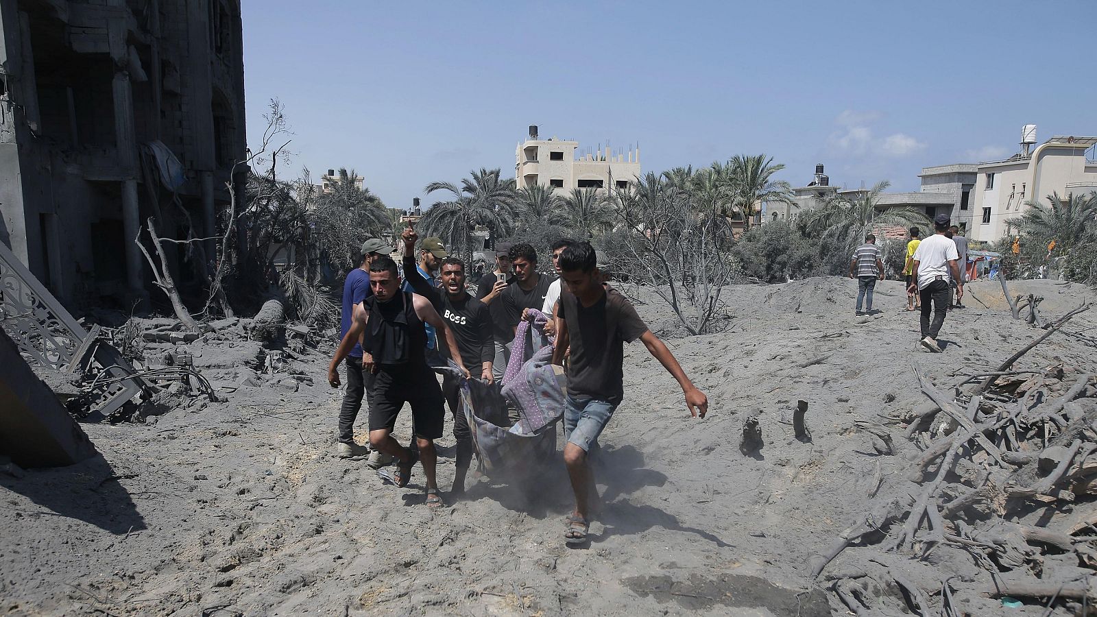 90 muertos en un ataque israelí al campo de refugiados de Mawasi | Ver