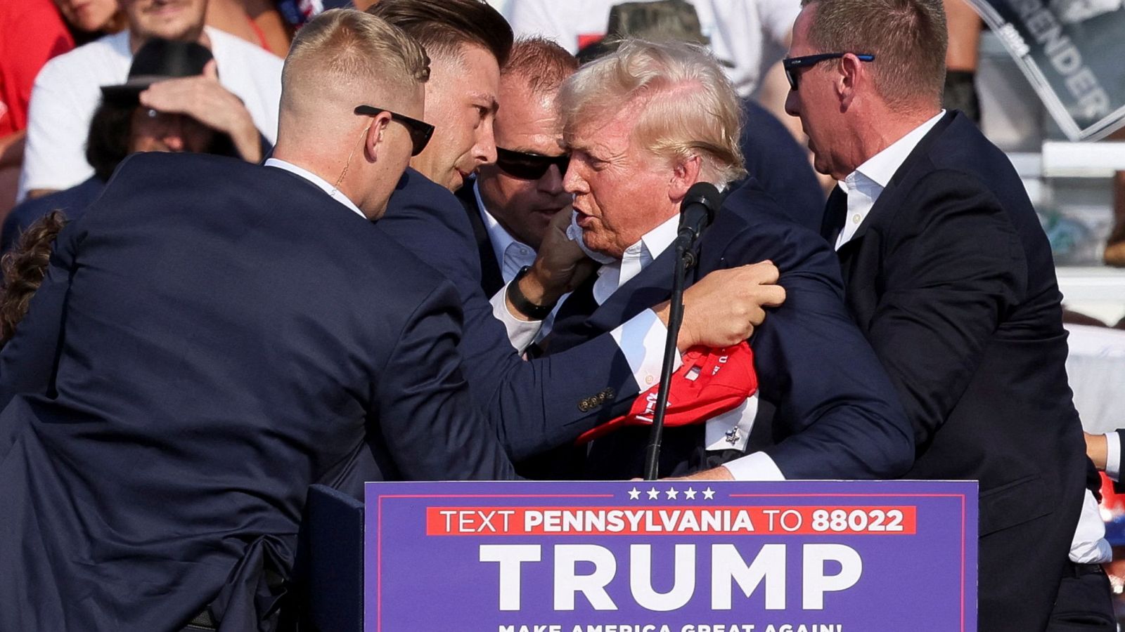 Trump es evacuado tras un tiroteo en un mitin en Pensilvania - Informativo 24h | Ver