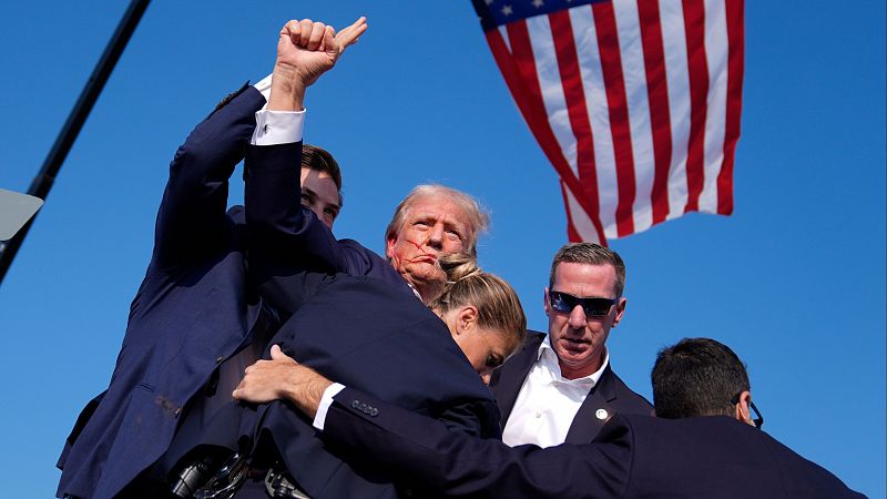Trump, evacuado tras un tiroteo en un mitin electoral en Pensilvania