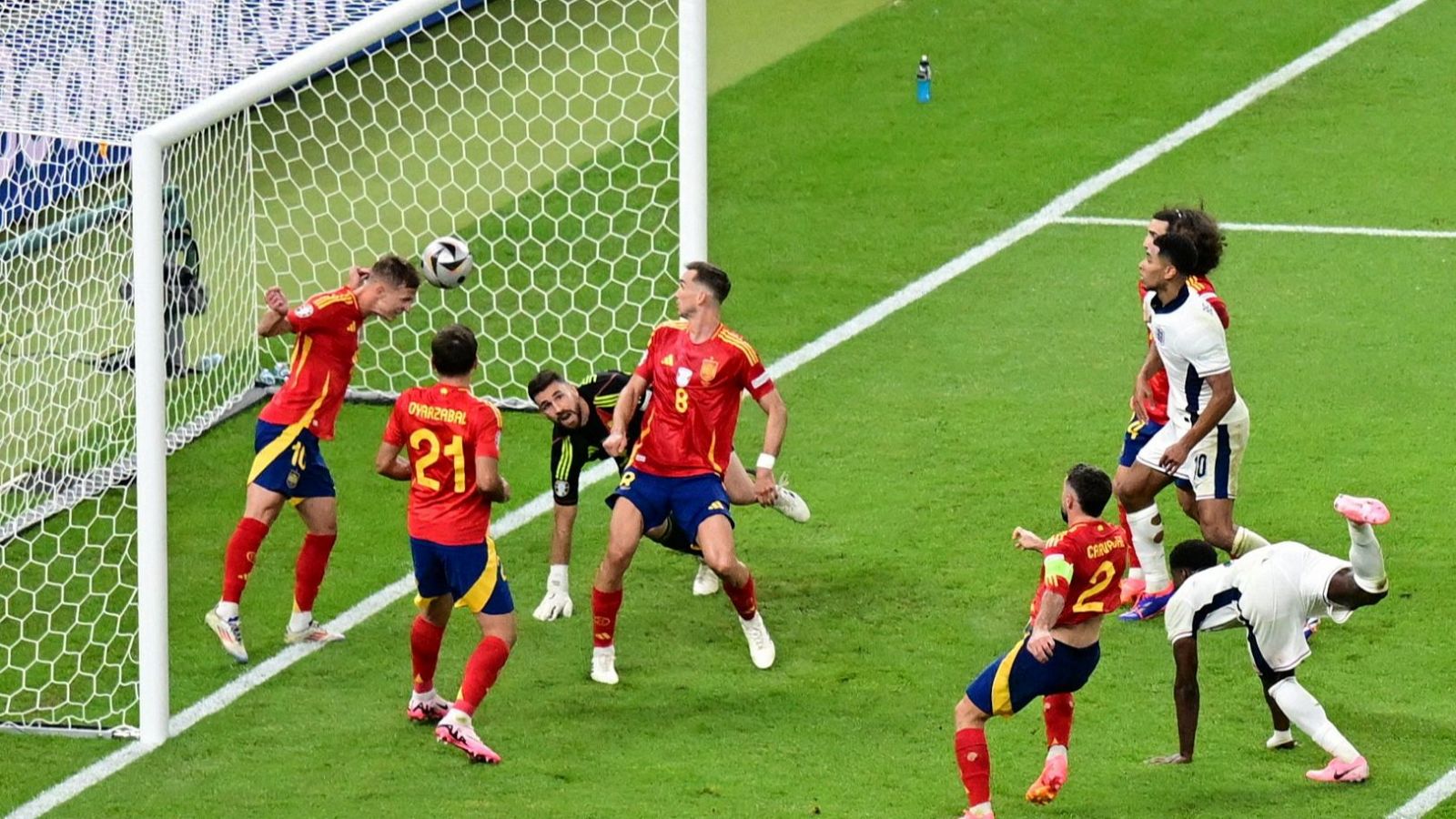 La parada de cabeza de Dani Olmo en el 89' que vale media Eurocopa La parada de cabeza de Dani Olmo en el 89' que vale media Eurocopa