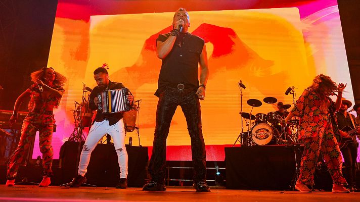 Telediario 1 - La pasión por la Roja se cuela también en las giras veraniegas de los artistas