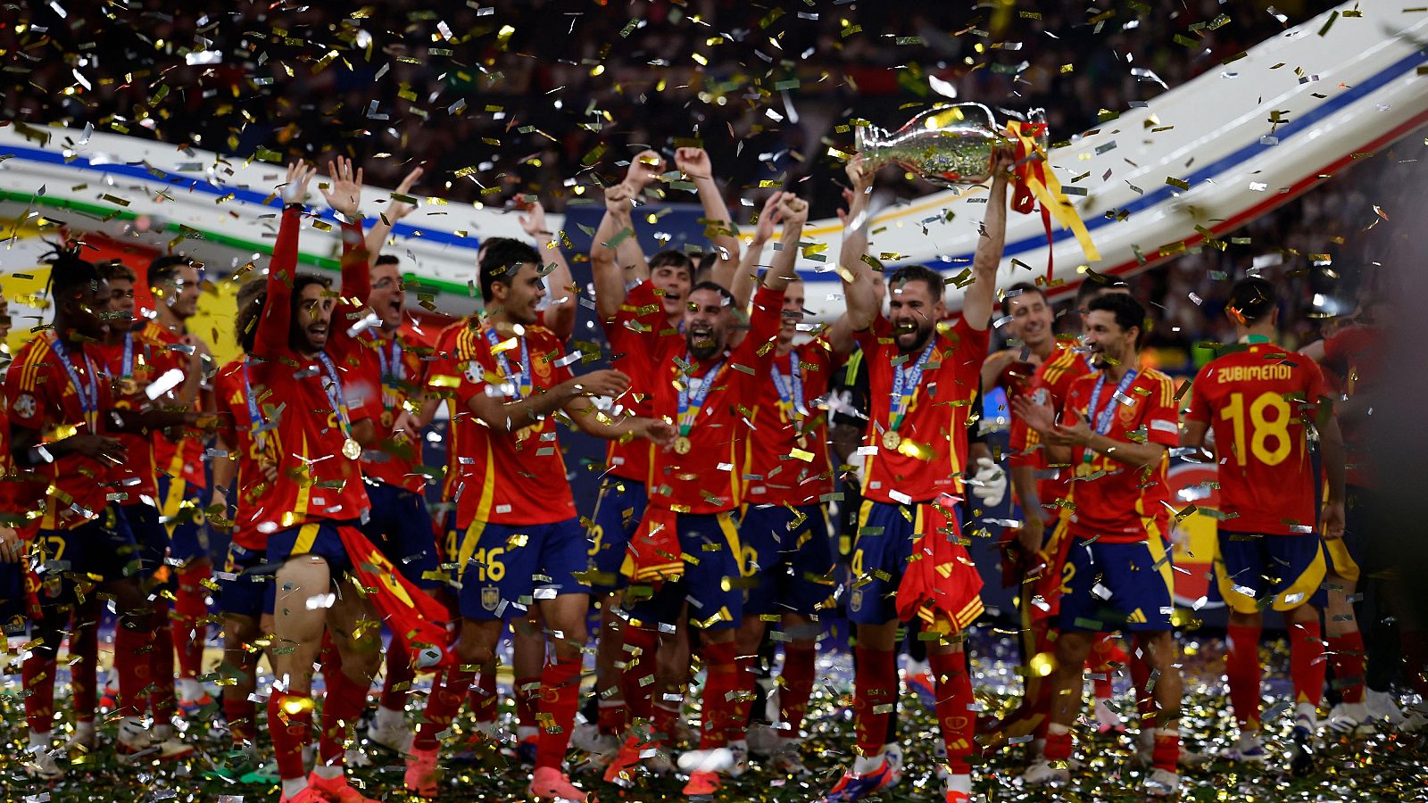 'La Roja' celebra en el césped el triunfo ante los ingleses