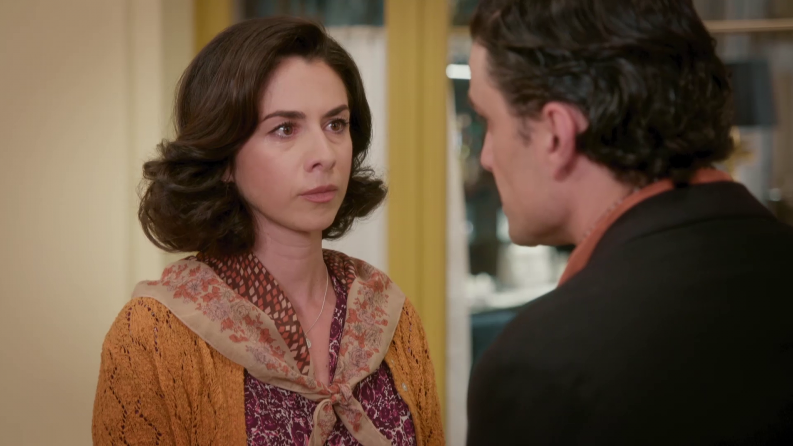 Lucía le cuenta a Pietro qué le sucedió - Salón de té La Moderna | Ver