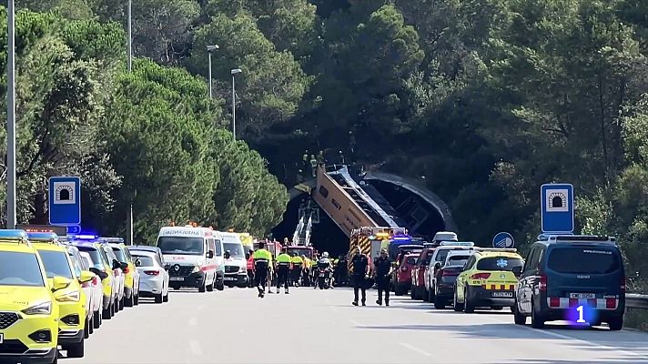 Tres ferits crítics en l'accident d'aquest autocar a la C-32 a Pineda de Mar