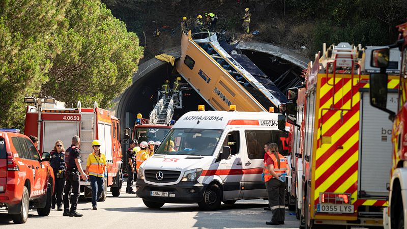Tres heridos críticos y 22 graves al empotrarse un autocar en un túnel en el Maresme | Ver