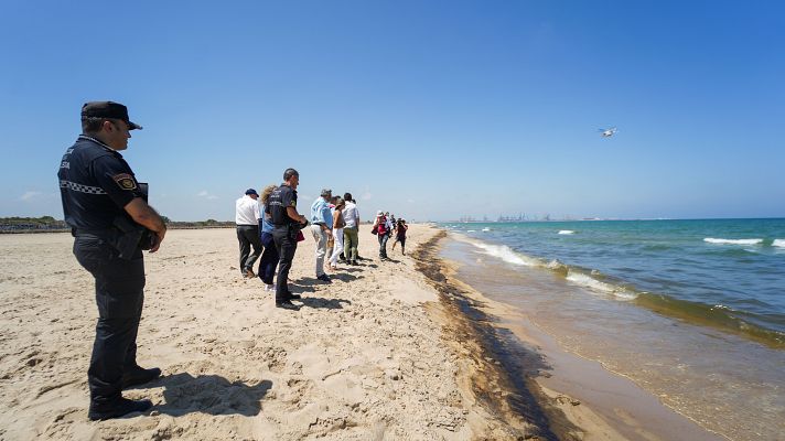 Un vertido de combustible obliga a cerrar varias playas del Parque Natural de la Albufera en Valencia