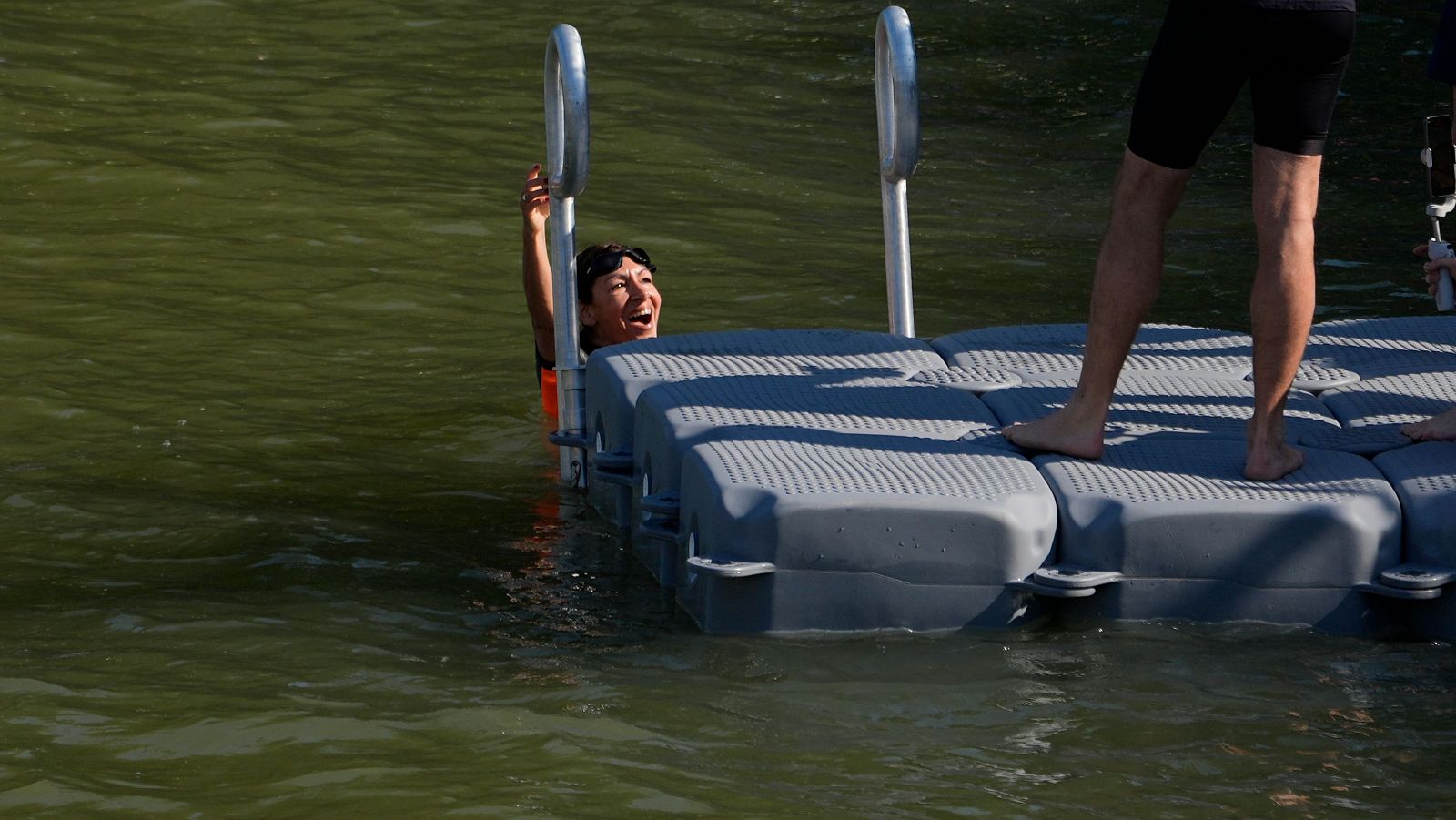 Anne Hidalgo se baña en las aguas del Sena a 9 días de París 2024