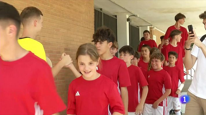 Dani Olmo visita el seu campus de futbol a Terrassa